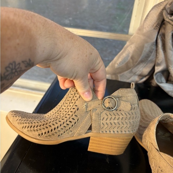 Hokus Pokus Tabby Women’s Perforated Light Brown Heeled Boots Size 6M - Picture 5 of 8